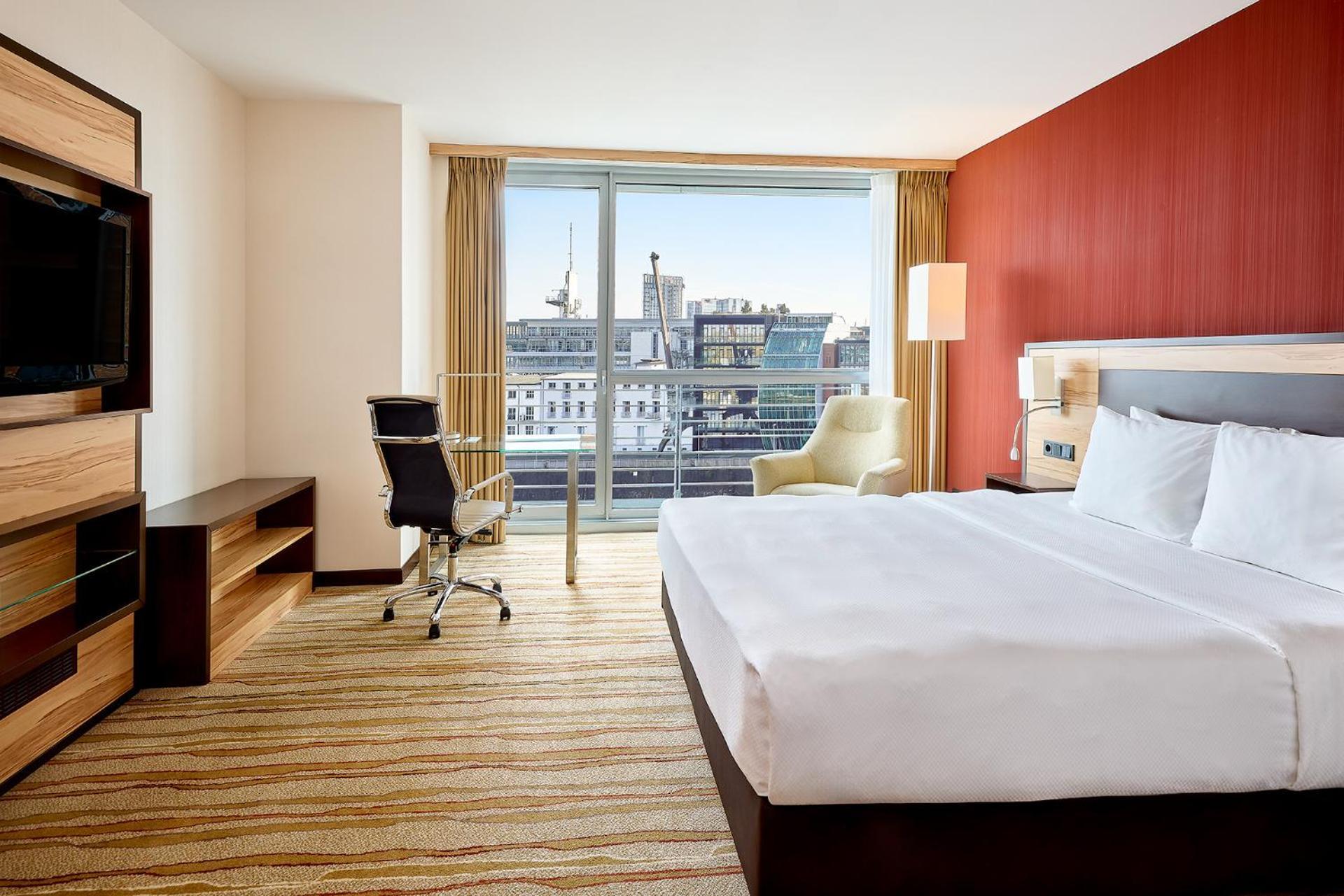 Larger Guest room, 1 King,1623650192:JPEG